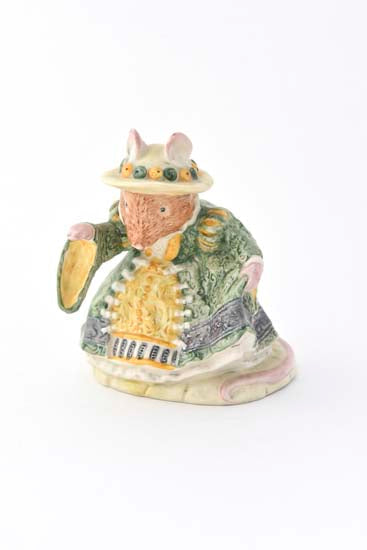 Primrose Entertains mouse figurine